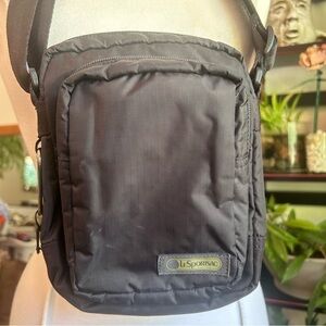 LeSportsac Black Zippered Classic Messenger Bag 4 Pockets Adjustable Strap